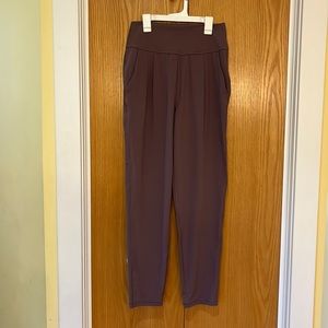 Athleta pants, sz small tall. Never worn tags removed.